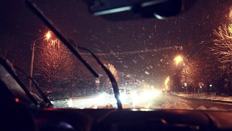 在暴风雪时间乘汽车在夜间城市