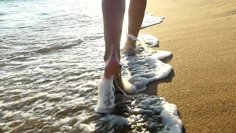 走在沙滩上-沙滩上的脚印