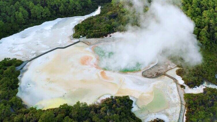 地热景观与热沸腾的泥浆和硫磺温泉由于火山活动在Wai-O-Tapu，热仙境新西兰