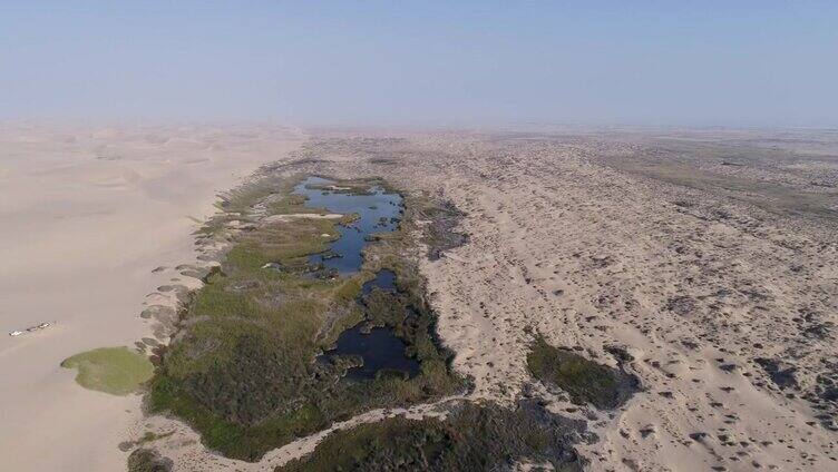 4K空中缩小在纳米比亚沙漠的绿洲春天，骷髅海岸，纳米比亚