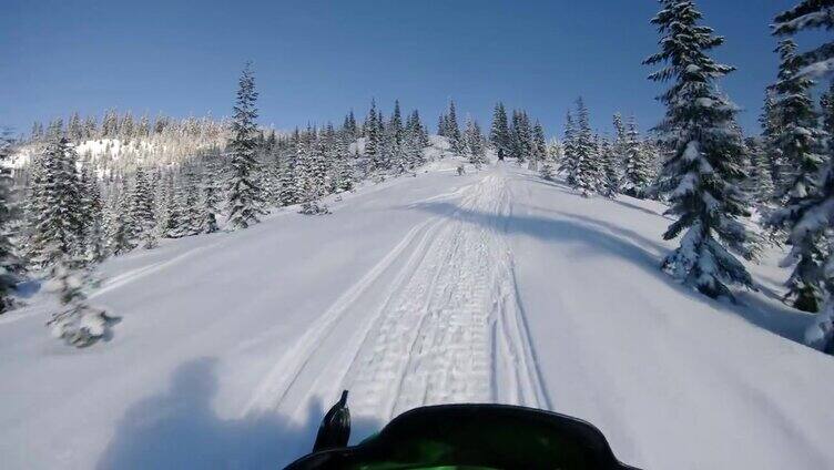 雪地车攀登山