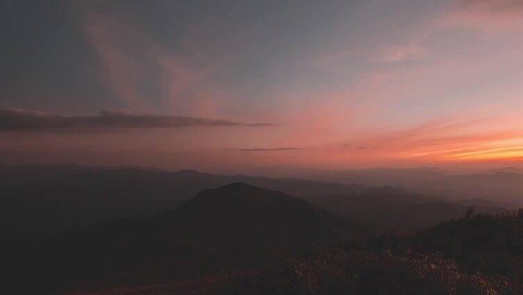 山巅从白天到夜晚的天空