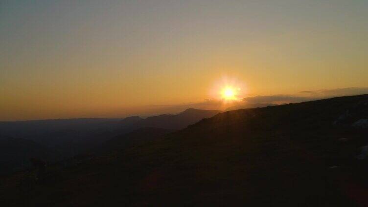 男人骑着山地车飞驰下山