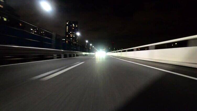 夜间在高速公路上行驶