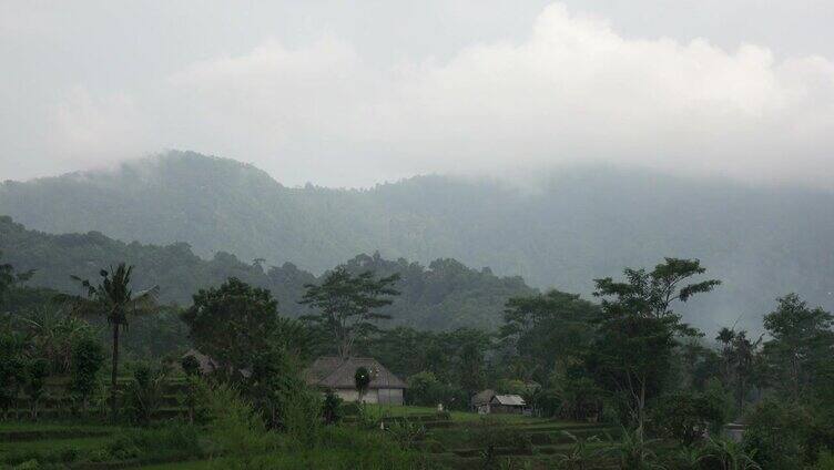 太阳从山上升起，巴厘岛