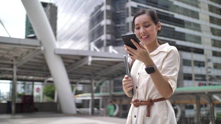 亚洲女商人在街上发语音信息