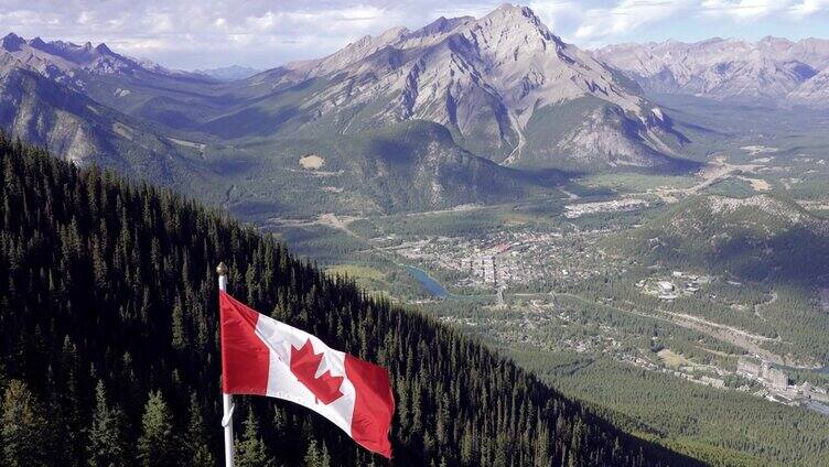 以班夫镇为背景的加拿大国旗。班夫国家公园，加拿大阿尔伯塔省。