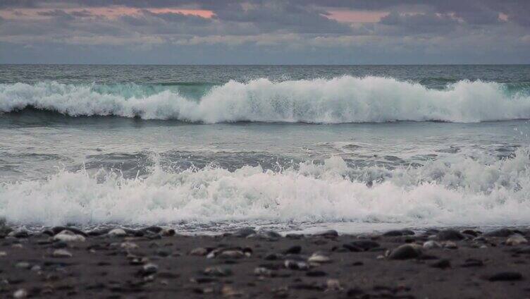 慢动作:海滩上的波浪