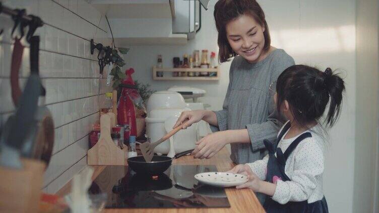 小女孩在家和妈妈一起做饭