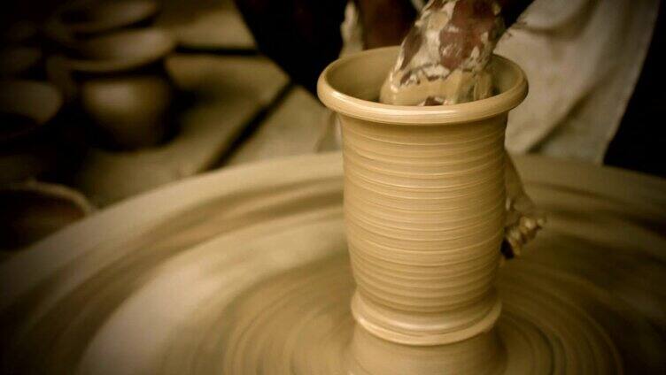 印第安陶工在手工陶轮上熟练的手工塑造壶