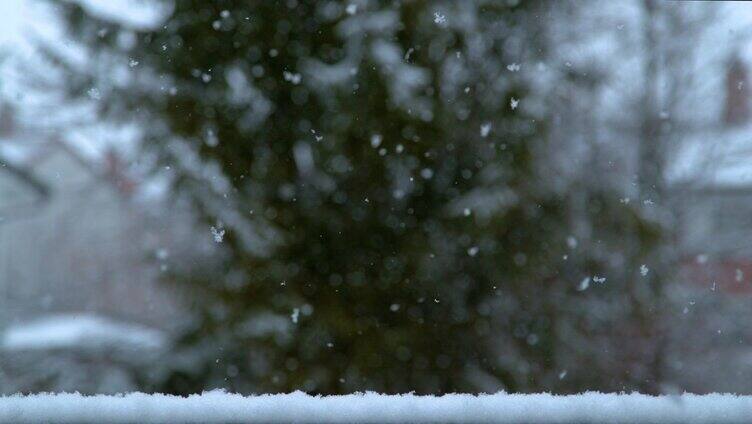 时间扭曲:小雪花覆盖院子的电影镜头。