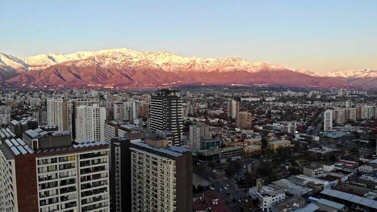 智利的圣地亚哥和安第斯山脉的冬天