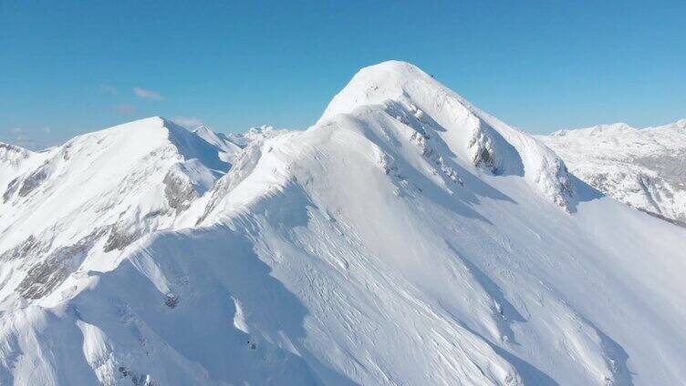 阳光明媚的阿尔卑斯山上雄伟的雪山山脊