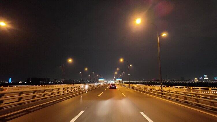 城市夜晚夜景开车第一视角汽车窗外沿途风景