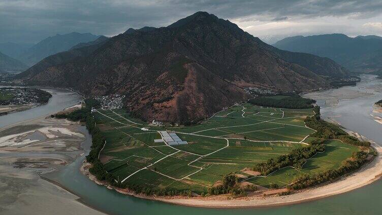 云南丽江石鼓镇长江第一湾近景