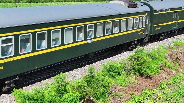 行驶中的绿皮火车