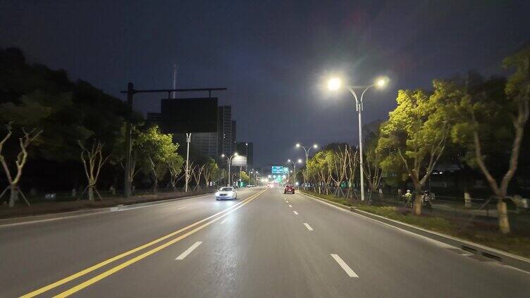 城市夜晚夜景开车第一视角汽车窗外沿途风景