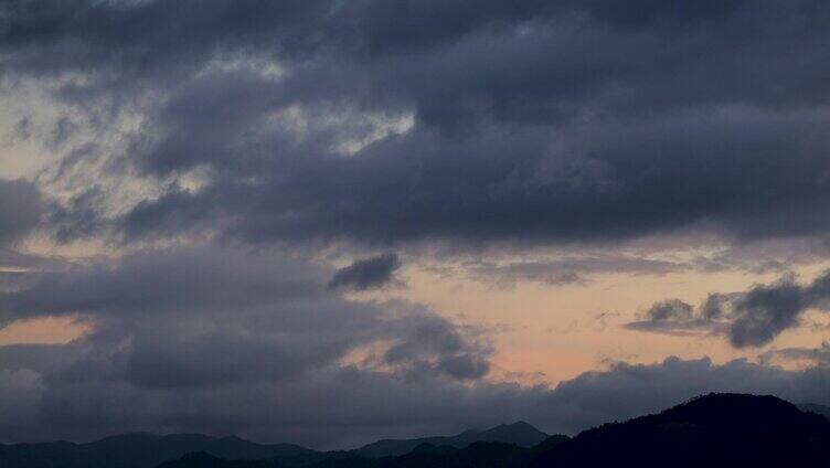 山峰上空的暴雨来临前夕乌云密布延时