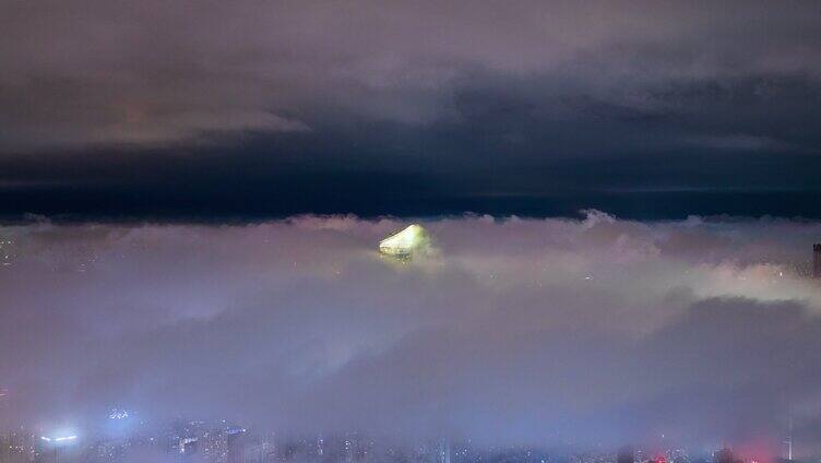 沈阳暴雨过后的平流雾夜空