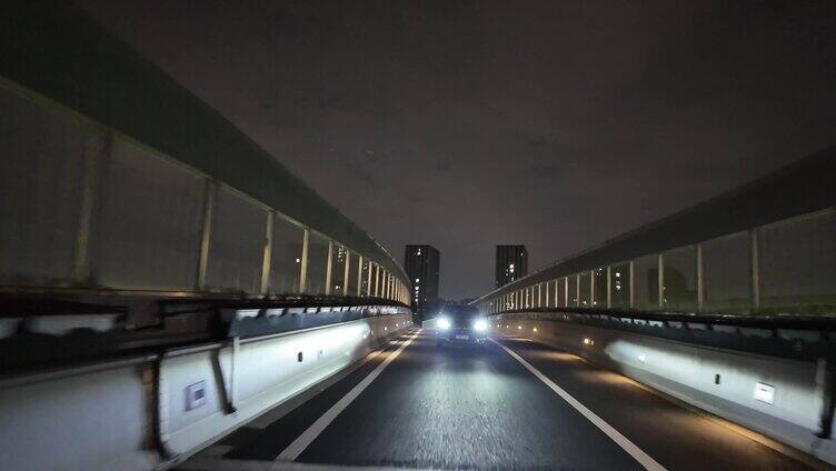 城市夜晚开车第一视角汽车窗外沿途风景马路