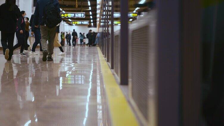 城市地铁站上地铁人流人来人往脚步