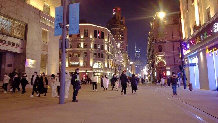 上海外滩夜晚南京路步行街夜景行人人流视频