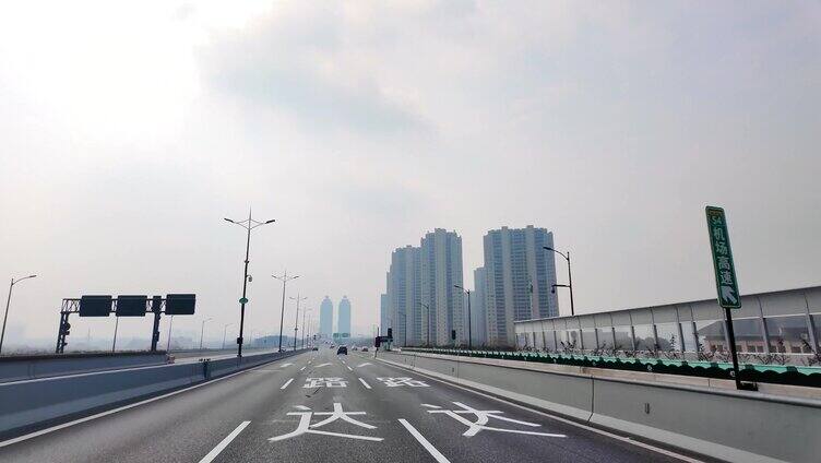 城市马路沿途风景开车第一视角道路公路视频