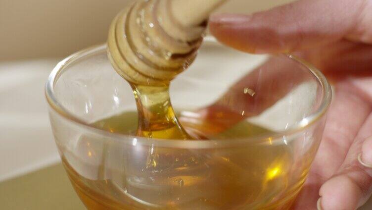 搅拌粘稠的蜂蜜