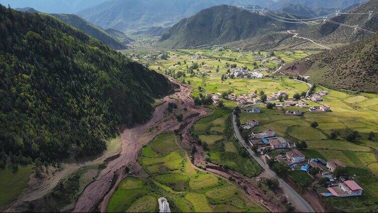 航拍西藏昌都芒康318国道卡均村风光