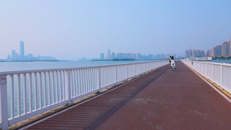 情侣骑车 海边城市 厦门 鼓浪屿