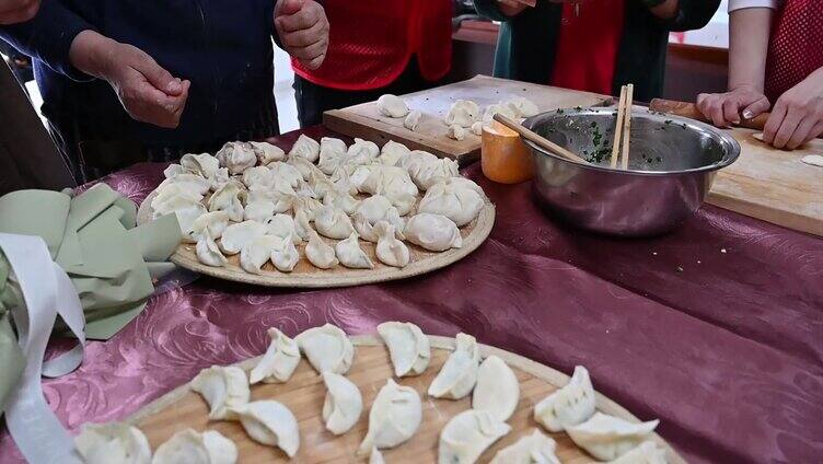 升格社区志愿者同老人一起包饺子社区养老