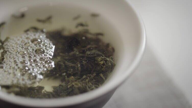 生活休闲茶艺倒入热水