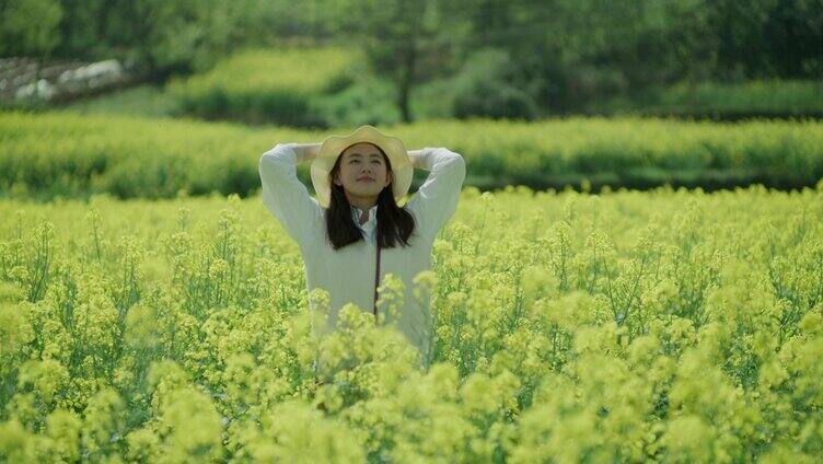 女孩在油菜花田漫步