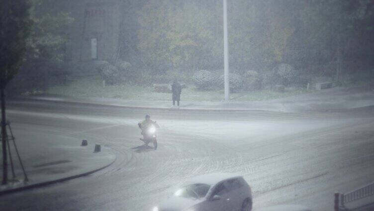 自然下雪雪花路口车流行人全景固定