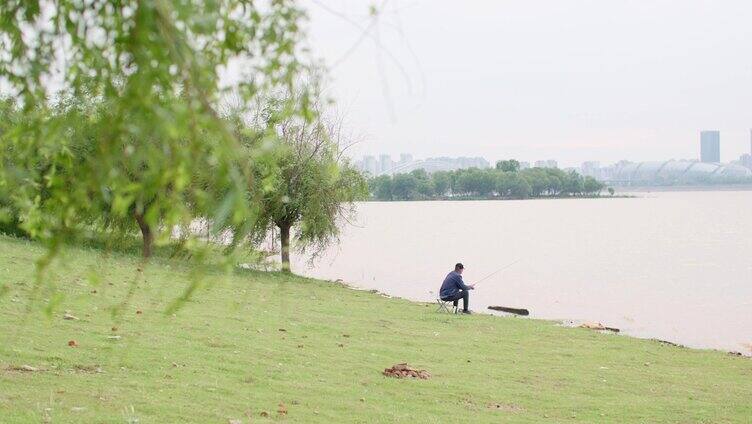 江边的钓鱼人