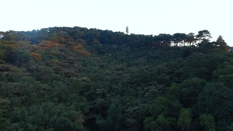 航拍高清湖面、小桥、高山