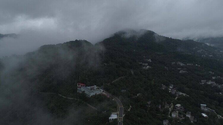 阴雨天大山航拍