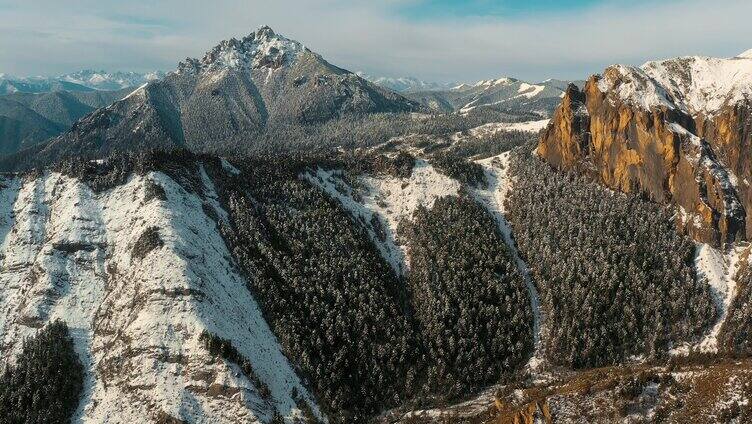 藏区川西延绵山峰三角形雪峰