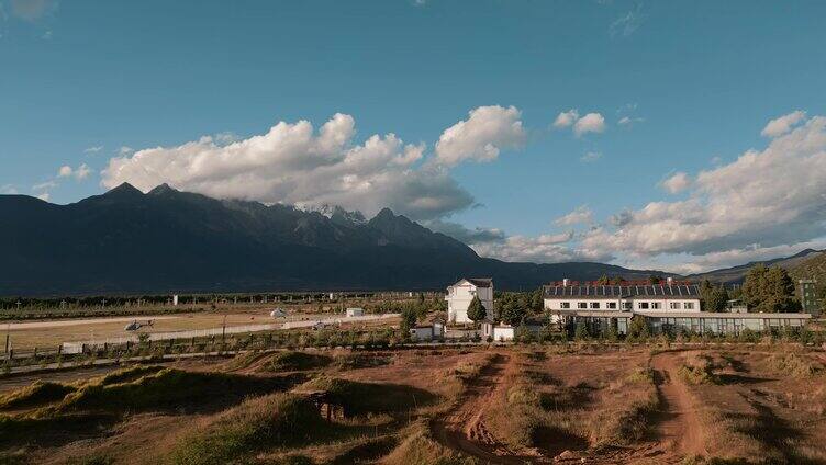 云南旅游丽江玉龙雪山下草场卡丁车跑道