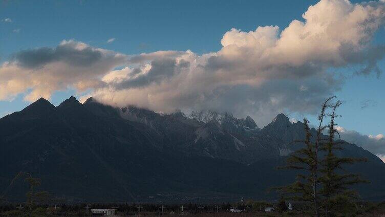 云南旅游丽江黄昏云雾笼罩玉龙雪山