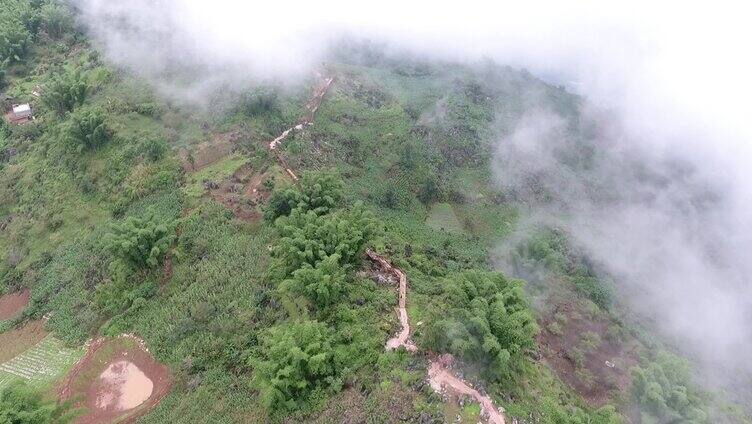 烟雾缭绕的大山航拍