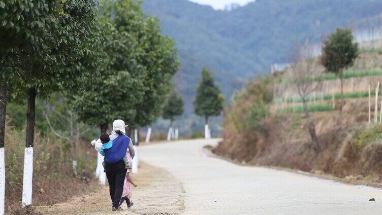 农村妇女和小孩背影