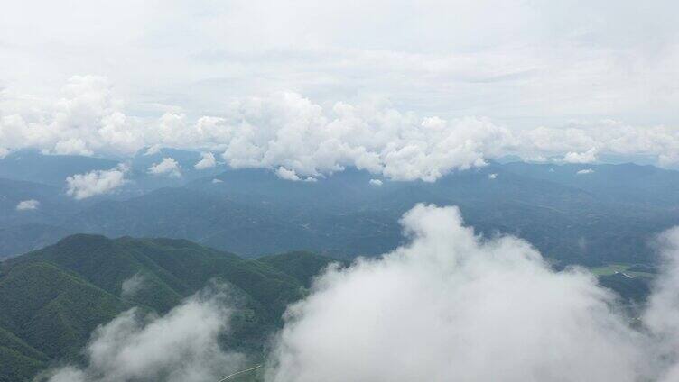 烟雾缭绕的大山