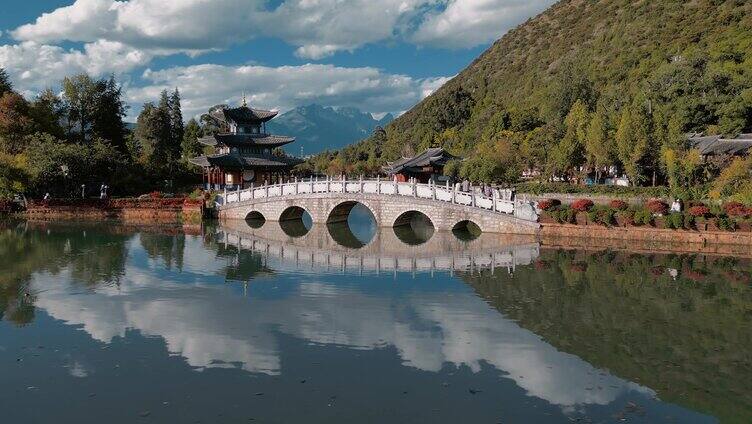 云南旅游丽江黑龙潭公园五孔石拱桥远景