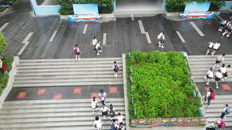 学生进校门口 城市 校园 学校环境 航拍