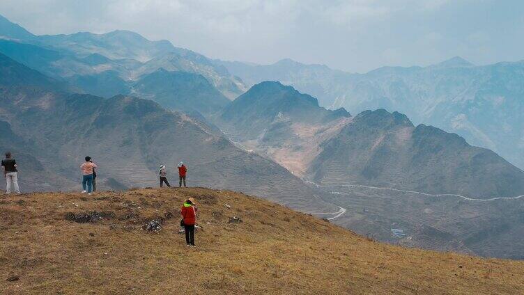 山顶看远山风景游客摄影师