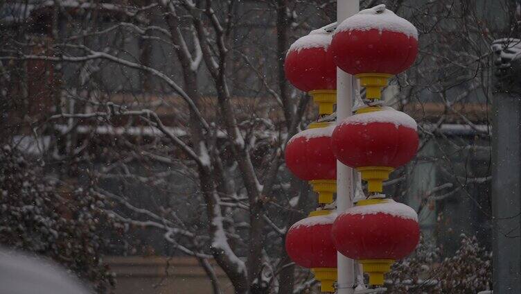 下雪天的灯笼积雪