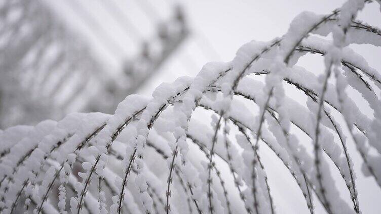 冬天下雪栅栏电网边界