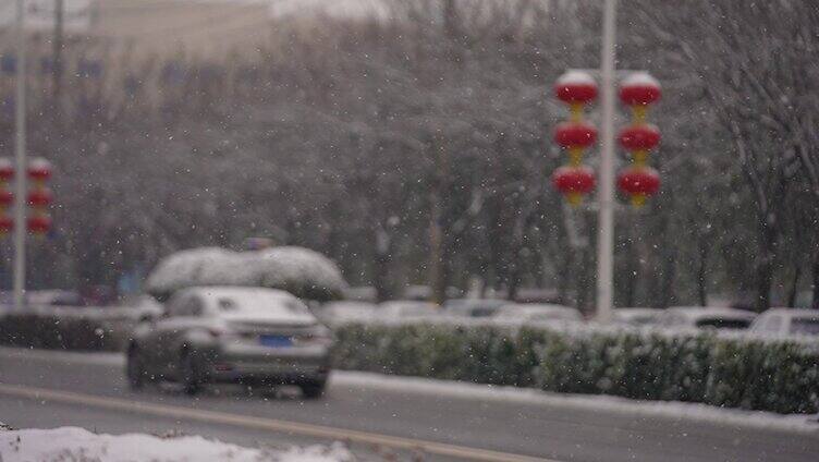 下雪的公路上