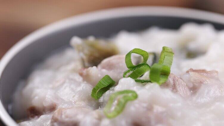 木背景皮蛋瘦肉粥特写平拍旋转